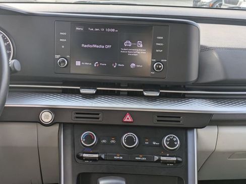 Used 2024 Kia Carnival LX image 15