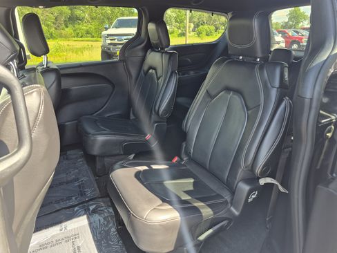Used 2022 Chrysler Pacifica Touring-L w/ S Appearance Package FWD image 10
