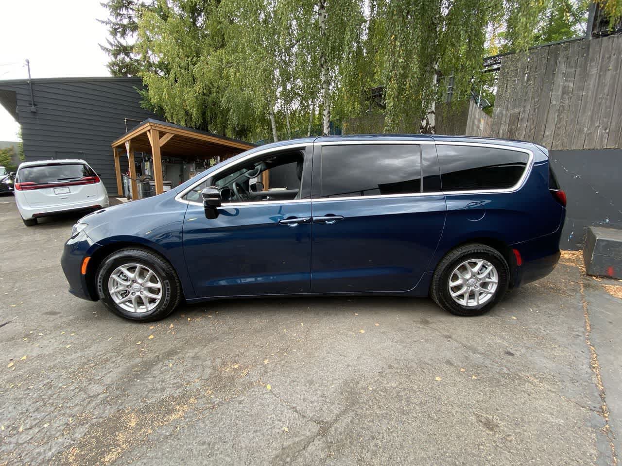 Used 2025 Chrysler Pacifica Select FWD image 3