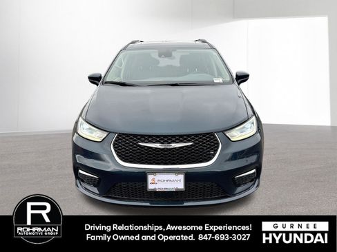 Used 2022 Chrysler Pacifica Touring-L image 3