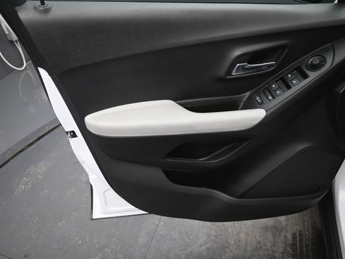 Used 2019 Chevrolet Trax LT w/ LT Convenience Package image 14