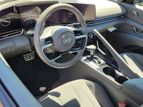 Certified 2025 Hyundai Elantra SEL FWD image 3