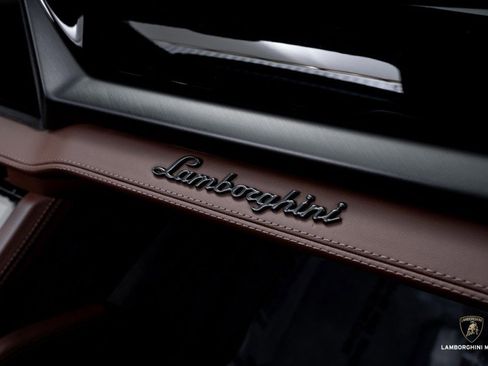 Used 2025 Lamborghini Urus SE image 42