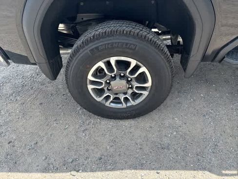 New 2026 GMC Sierra 2500 SLT w/ SLT Premium Package image 9