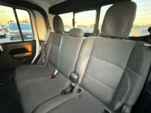 Used 2023 Jeep Gladiator Sport AWD/4WD image 16