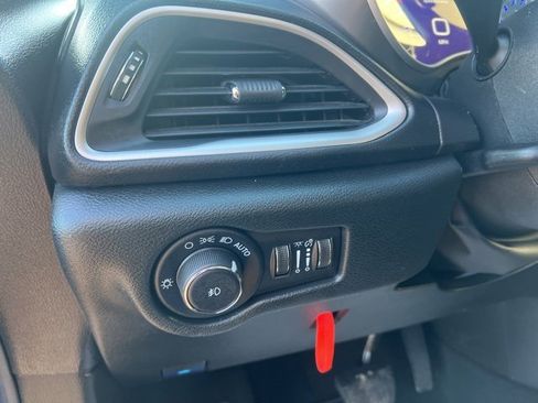 Used 2026 Chrysler Pacifica Select image 23