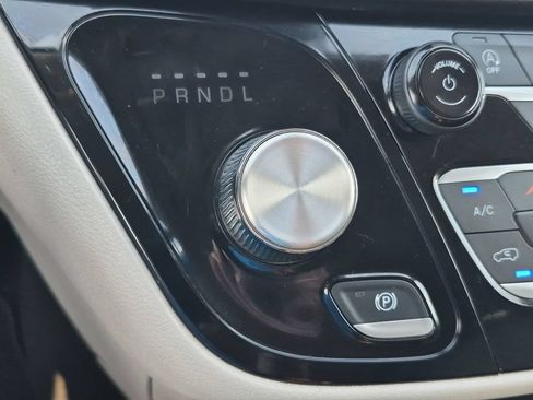 Used 2023 Chrysler Pacifica Touring-L FWD image 19