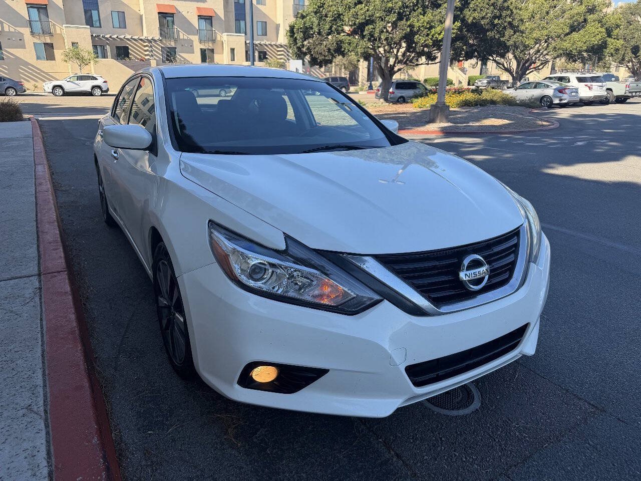 Used 2017 Nissan Altima FWD image 4