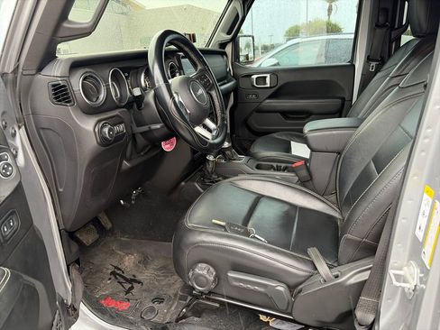 Used 2019 Jeep Wrangler Unlimited Sahara AWD/4WD image 3