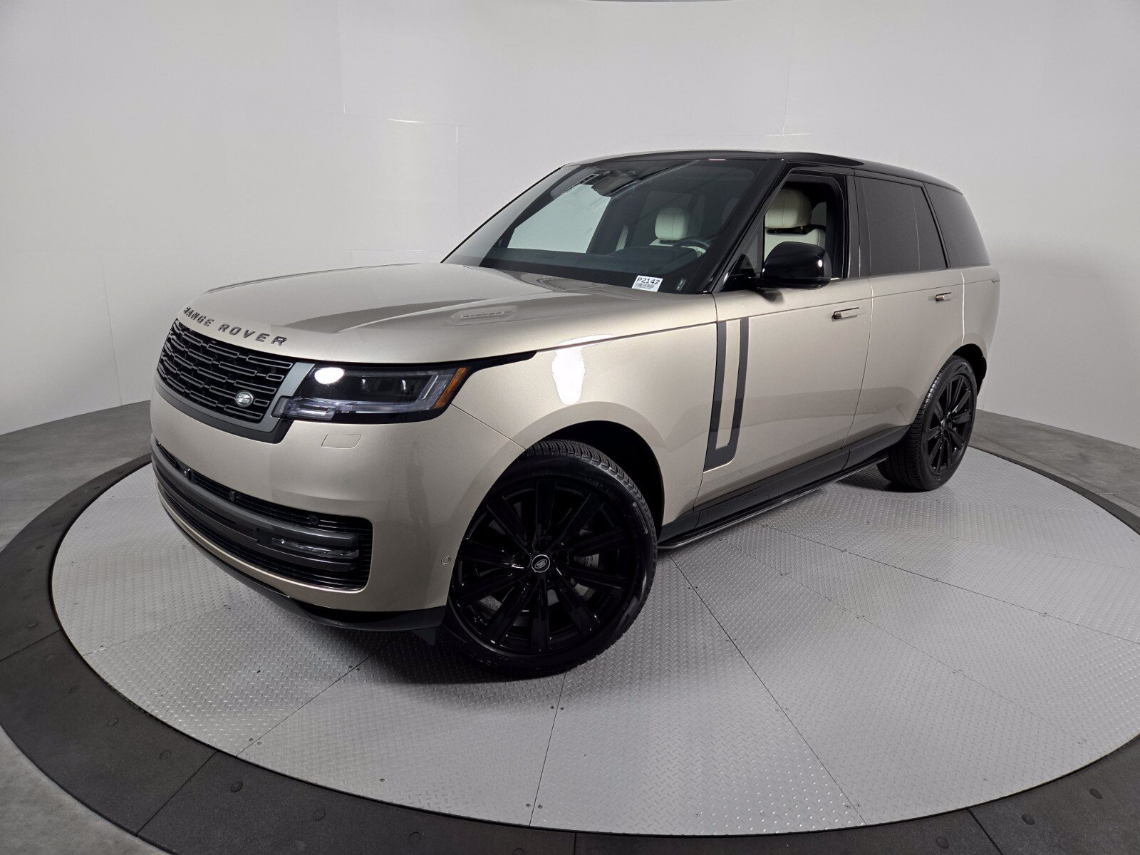 Used 2025 Land Rover Range Rover SE AWD/4WD image 1