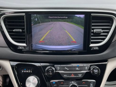 Used 2024 Chrysler Pacifica Touring-L FWD image 14