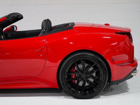 Used 2017 Ferrari California T RWD image 32