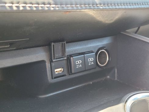 Used 2021 Toyota Highlander LE FWD image 19