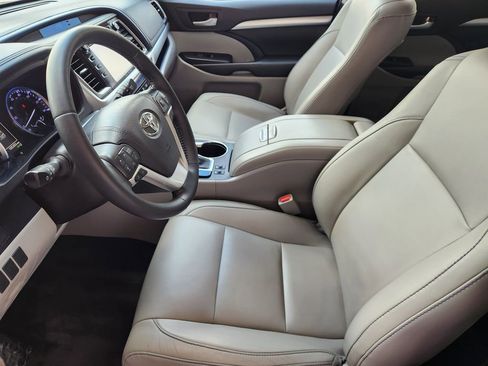 Used 2018 Toyota Highlander XLE image 13