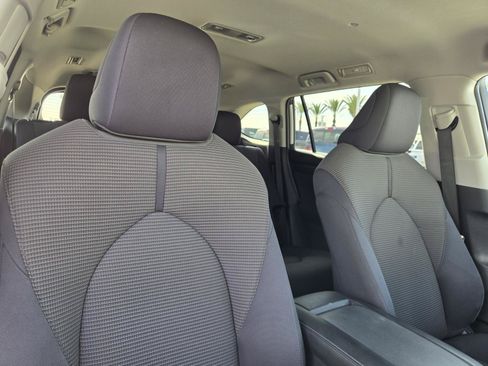 Used 2024 Toyota Highlander LE FWD image 34
