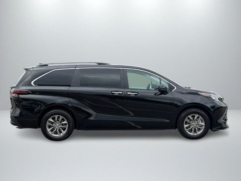 Used 2026 Toyota Sienna XLE FWD image 6