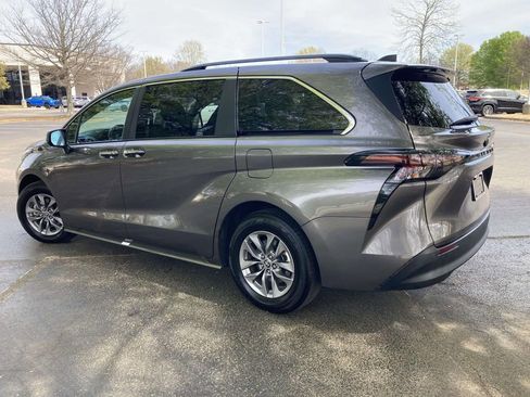 Used 2023 Toyota Sienna XLE image 4