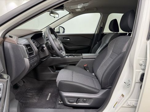 Used 2023 Nissan Rogue SV image 15
