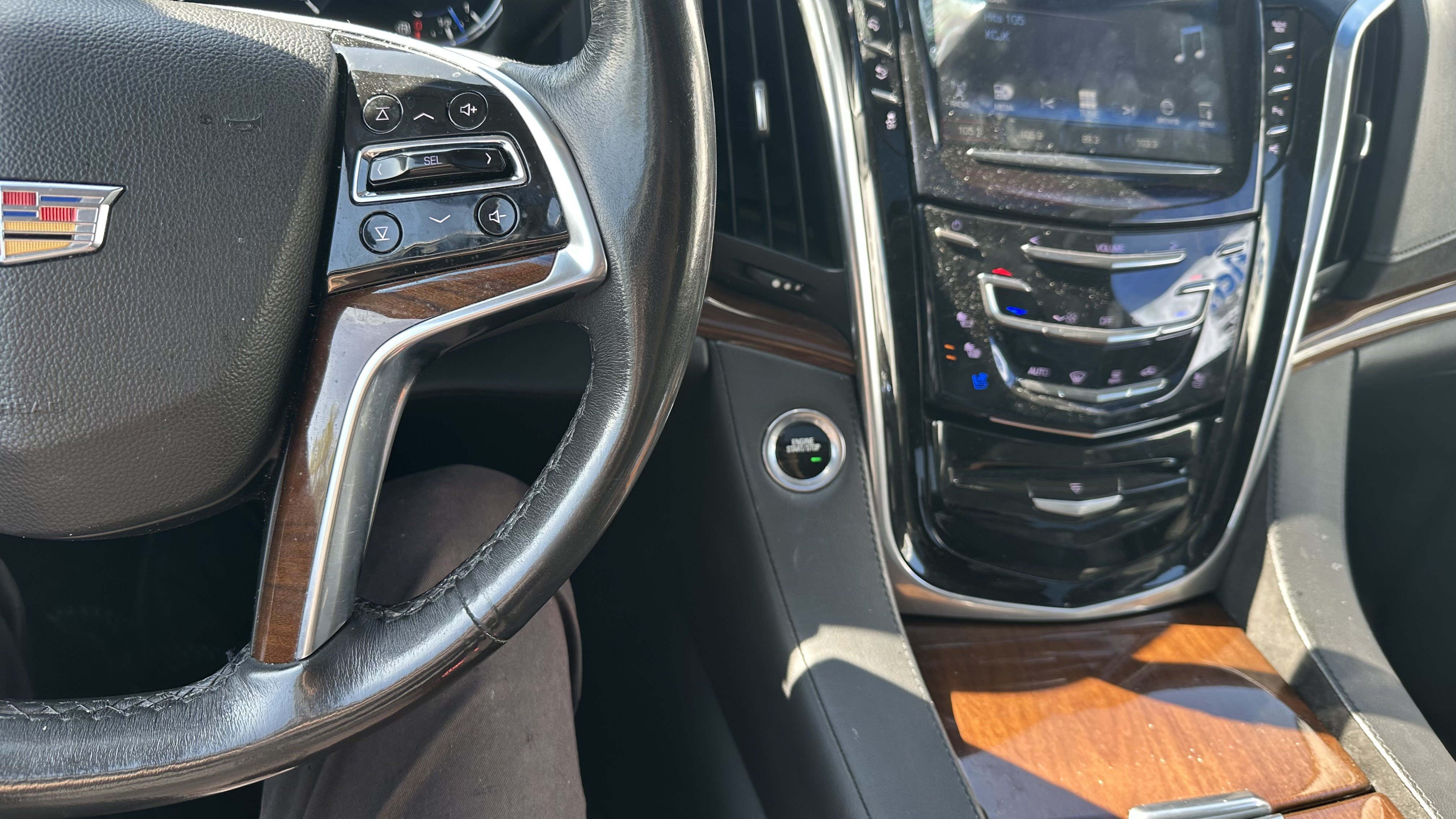 Used 2020 Cadillac Escalade Luxury w/ Escalade Sport Edition AWD/4WD image 21