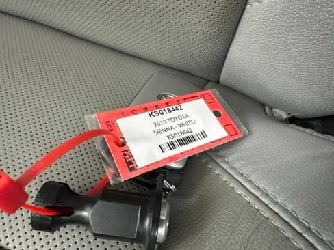 Used 2019 Toyota Sienna Limited Premium FWD image 30