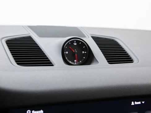 Certified 2023 Porsche Cayenne Platinum Edition image 25