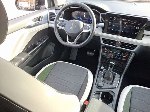 Certified 2025 Volkswagen Taos SE w/ Panoramic Sunroof Package image 13