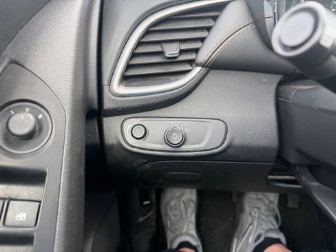 Used 2022 Chevrolet Trax LT w/ LT Convenience Package image 13