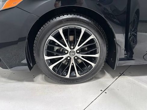 Used 2020 Toyota Camry SE FWD image 6