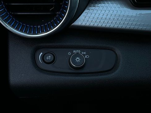 Used 2025 Chevrolet Trax LT w/ LT Convenience Package image 19