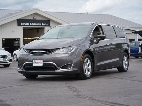 Used 2017 Chrysler Pacifica Touring Plus FWD image 7