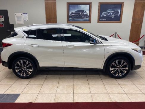 Used 2018 INFINITI QX30 Premium w/ Navigation Package AWD/4WD image 3