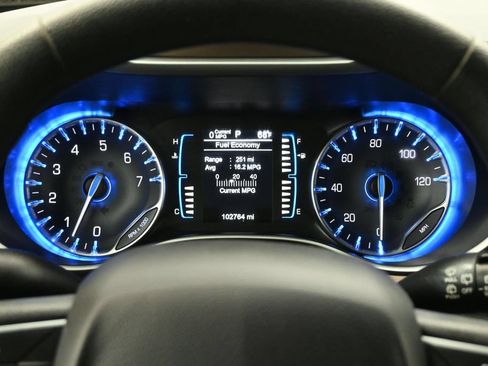 Used 2017 Chrysler Pacifica Touring w/ Tire & Wheel Group FWD image 7