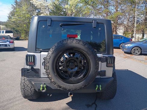 Used 2018 Jeep Wrangler Sport AWD/4WD image 7