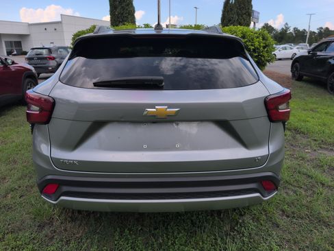 Used 2025 Chevrolet Trax LT FWD image 3