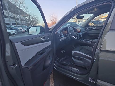 New 2026 Volkswagen Atlas Peak Edition image 12