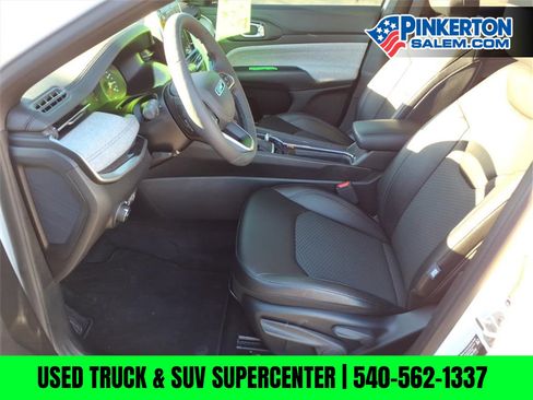 Used 2025 Jeep Compass Latitude image 11