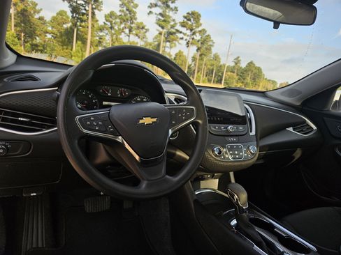 Used 2025 Chevrolet Malibu LT image 12