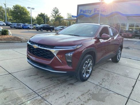 Used 2025 Chevrolet Trax LT w/ LT Convenience Package FWD image 6