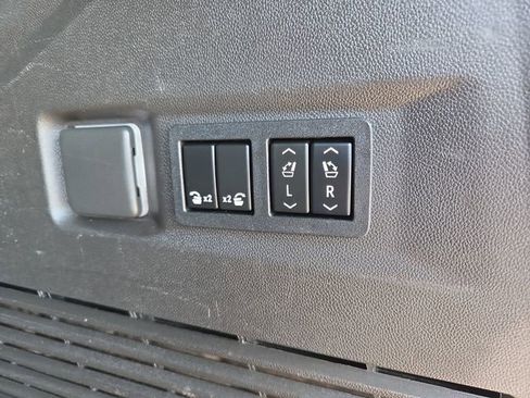 Used 2021 Chevrolet Tahoe Premier AWD/4WD image 29