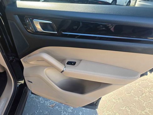 Used 2023 Porsche Cayenne Platinum Edition image 13