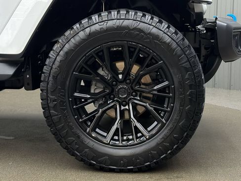 Used 2024 Jeep Wrangler Unlimited w/ Convenience Group AWD/4WD image 9