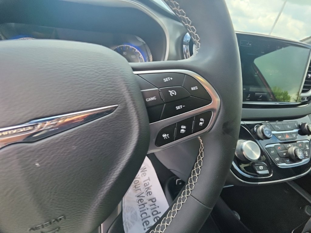 Used 2025 Chrysler Pacifica Select FWD image 16