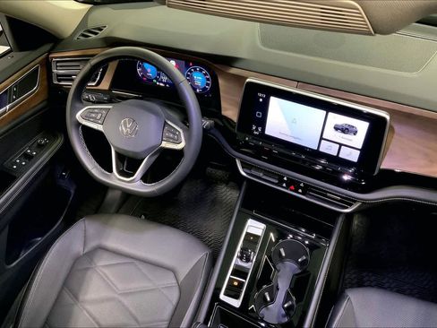 Used 2024 Volkswagen Atlas SE w/ Panoramic Sunroof Package image 33