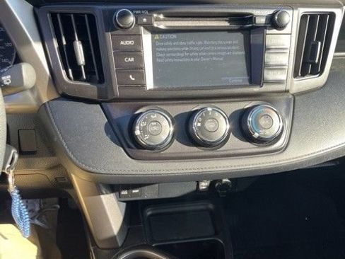 Used 2017 Toyota RAV4 LE AWD/4WD image 10
