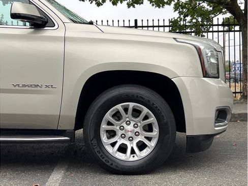 Used 2017 GMC Yukon XL SLT image 2
