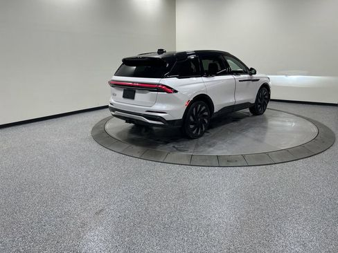 Certified 2025 Lincoln Nautilus Reserve w/ Jet Appearance Package image 6