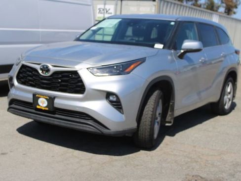 Used 2024 Toyota Highlander LE AWD/4WD image 6
