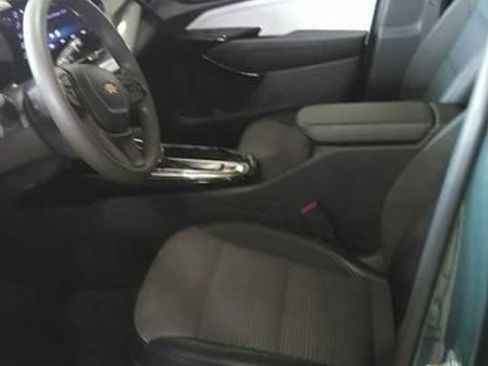 Used 2025 Chevrolet Trax LT FWD image 2