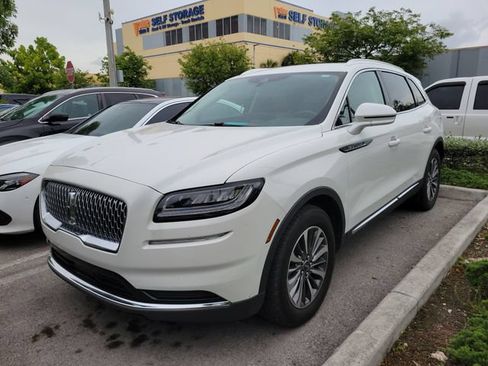Used 2022 Lincoln Nautilus FWD w/ Premium Package image 2