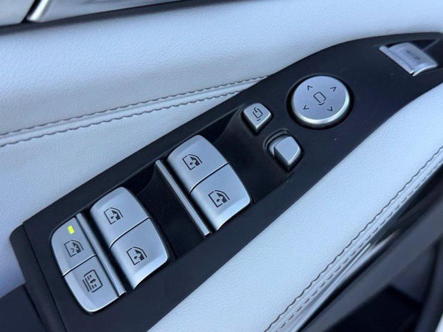 Used 2025 BMW X7 xDrive40i w/ M Sport Package AWD/4WD image 11